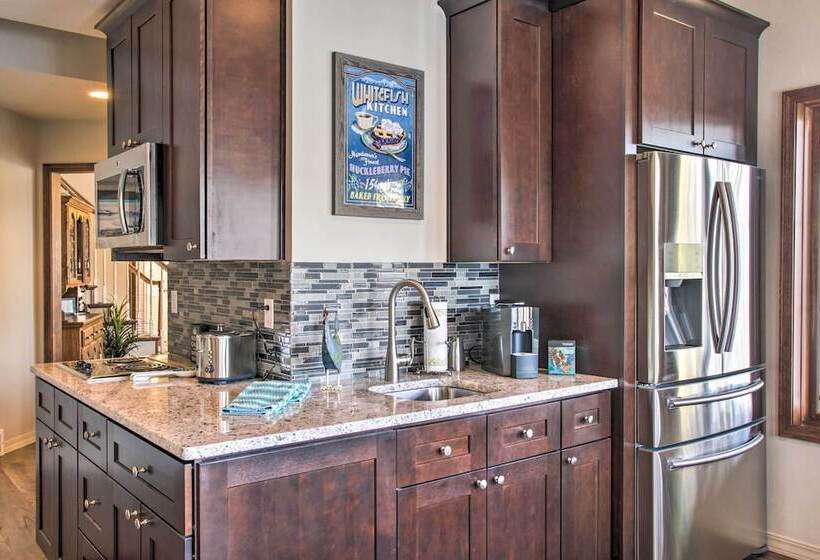 Luxurious Liberty Lake Hideaway W/ Hot Tub!