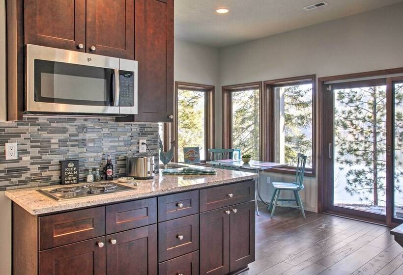 Luxurious Liberty Lake Hideaway W/ Hot Tub!