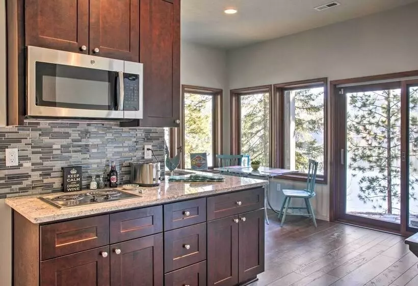 Luxurious Liberty Lake Hideaway W/ Hot Tub!