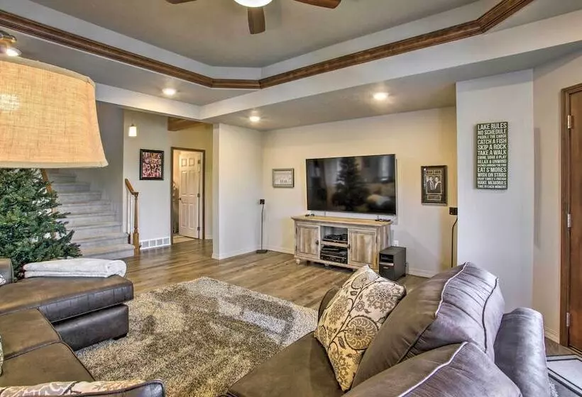 Luxurious Liberty Lake Hideaway W/ Hot Tub!