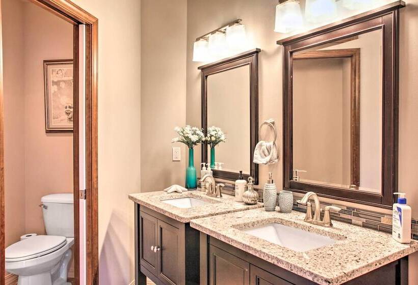 Luxurious Liberty Lake Hideaway W/ Hot Tub!