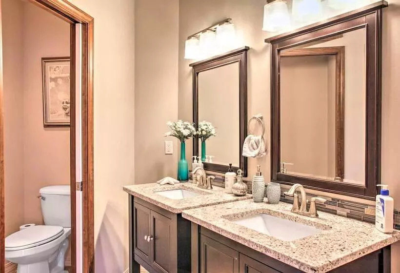 Luxurious Liberty Lake Hideaway W/ Hot Tub!