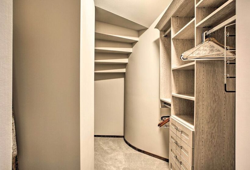 Luxurious Liberty Lake Hideaway W/ Hot Tub!