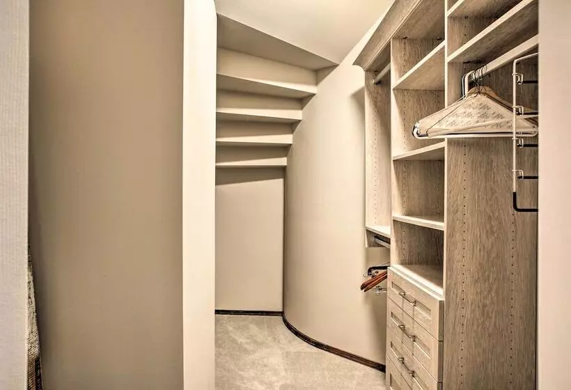 Luxurious Liberty Lake Hideaway W/ Hot Tub!