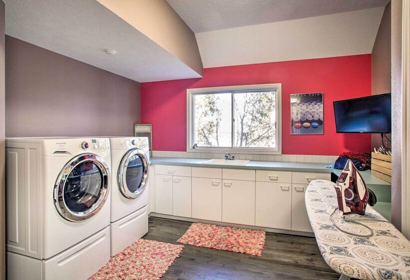 Luxurious Liberty Lake Hideaway W/ Hot Tub!