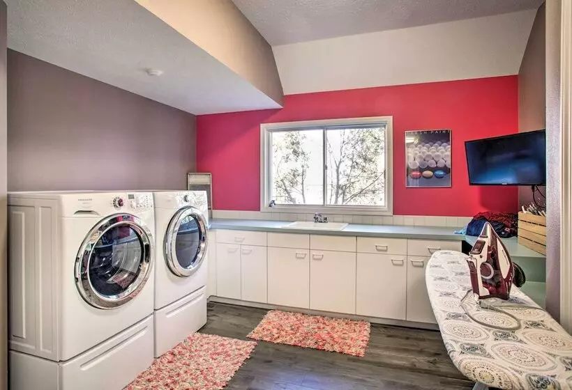 Luxurious Liberty Lake Hideaway W/ Hot Tub!