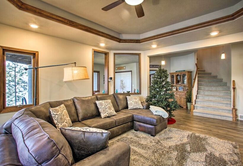 Luxurious Liberty Lake Hideaway W/ Hot Tub!