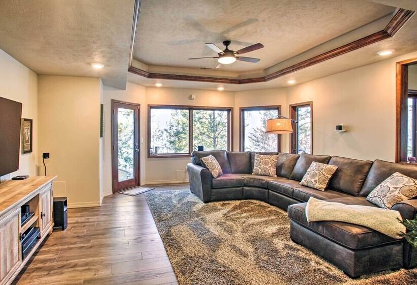 Luxurious Liberty Lake Hideaway W/ Hot Tub!