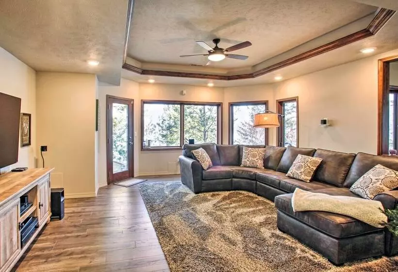 Luxurious Liberty Lake Hideaway W/ Hot Tub!