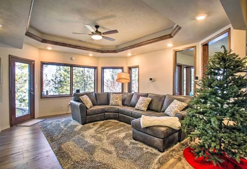 Luxurious Liberty Lake Hideaway W/ Hot Tub!