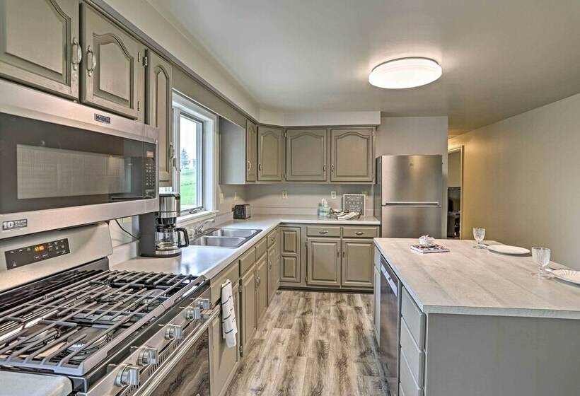 Millersburg Home W/ Covered Porch & Fire Pit!