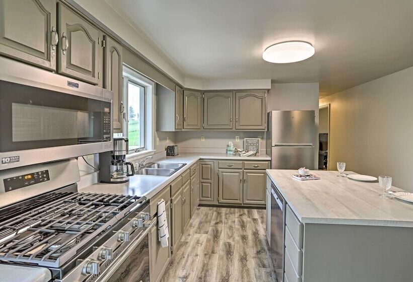 Millersburg Home W/ Covered Porch & Fire Pit!