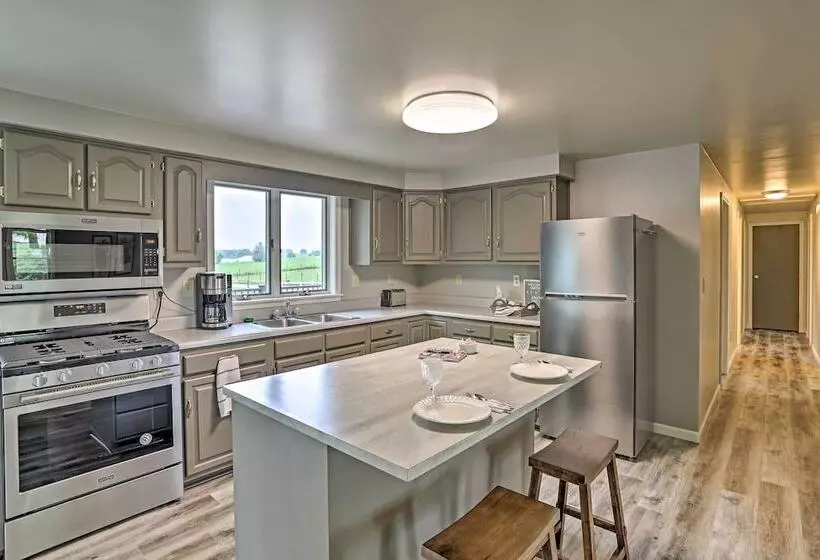 Millersburg Home W/ Covered Porch & Fire Pit!