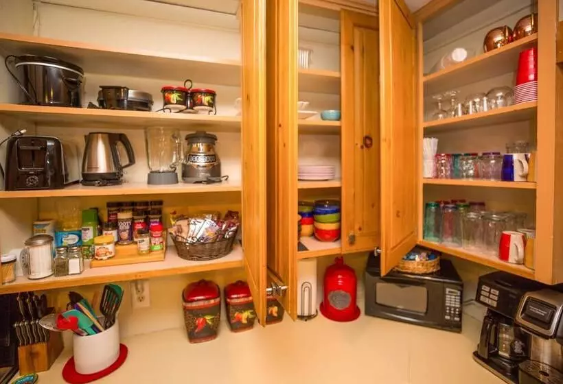 Pet Friendly Clovis Home: Yard, Pergola & Hot Tub