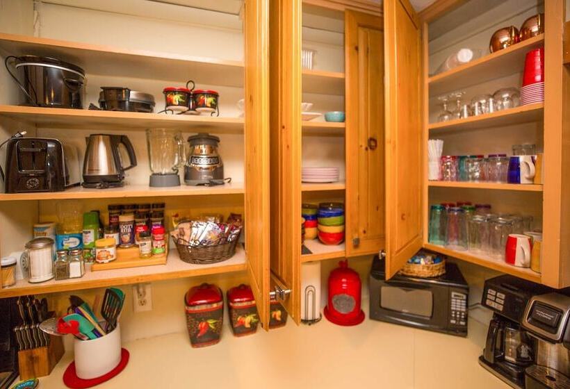 Pet Friendly Clovis Home: Yard, Pergola & Hot Tub