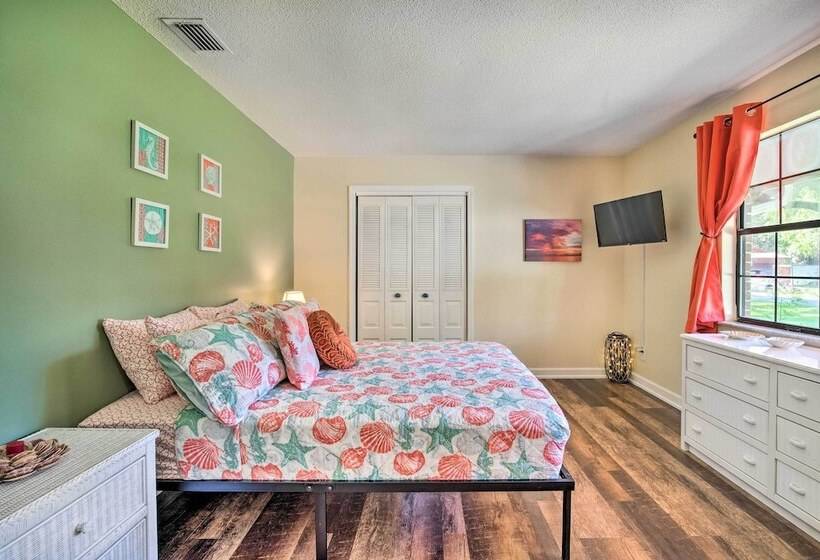 Pet Friendly Crystal River Home W/ Hot Tub!