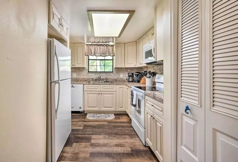 Pet Friendly Crystal River Home W/ Hot Tub!