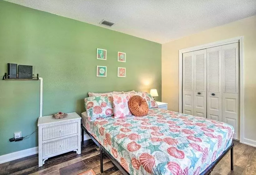 Pet Friendly Crystal River Home W/ Hot Tub!