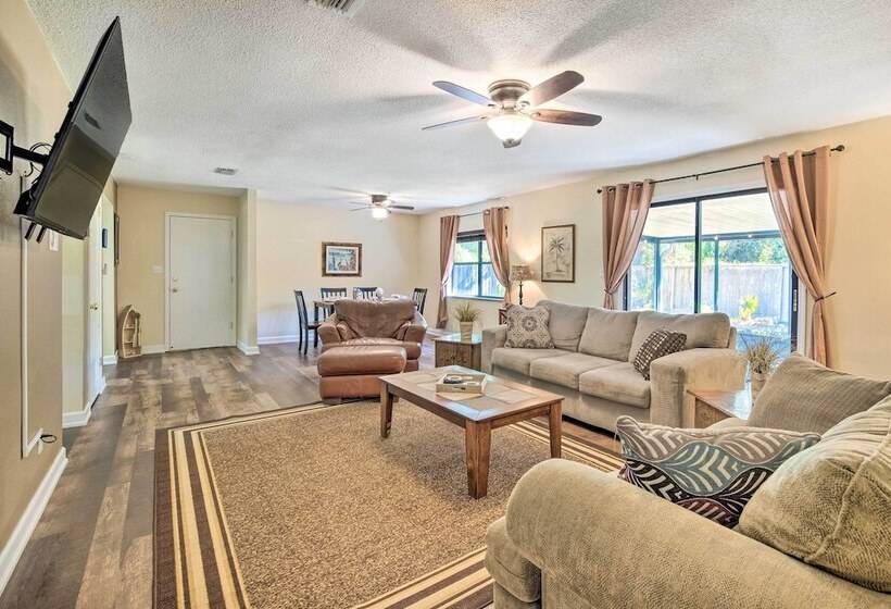 Pet Friendly Crystal River Home W/ Hot Tub!