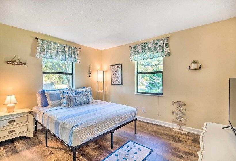 Pet Friendly Crystal River Home W/ Hot Tub!