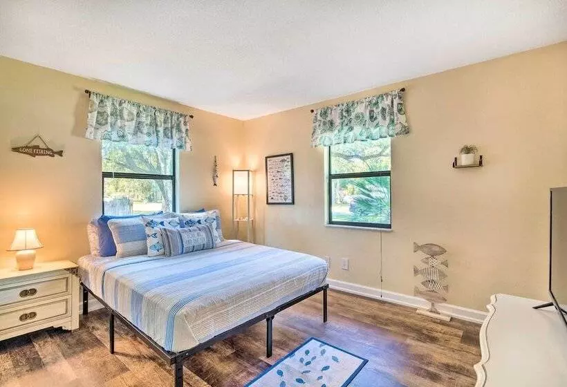 Pet Friendly Crystal River Home W/ Hot Tub!