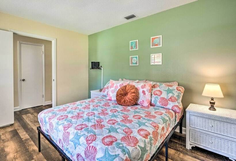 Pet Friendly Crystal River Home W/ Hot Tub!