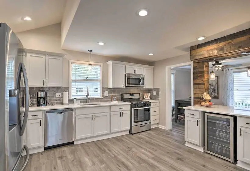 Pet Friendly Home   1/2 Mi To Downtown Willoughby!