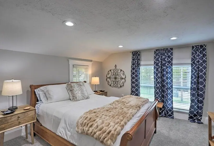 Pet Friendly Home   1/2 Mi To Downtown Willoughby!