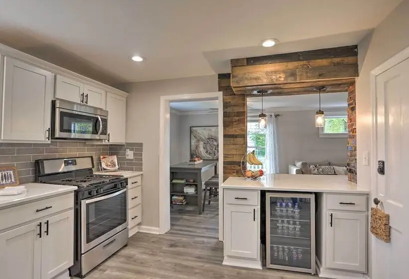 Pet Friendly Home   1/2 Mi To Downtown Willoughby!
