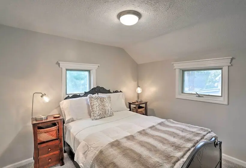 Pet Friendly Home   1/2 Mi To Downtown Willoughby!