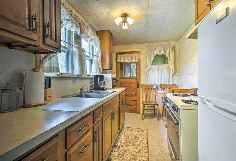 Quaint Stockton Escape Near Community Park!