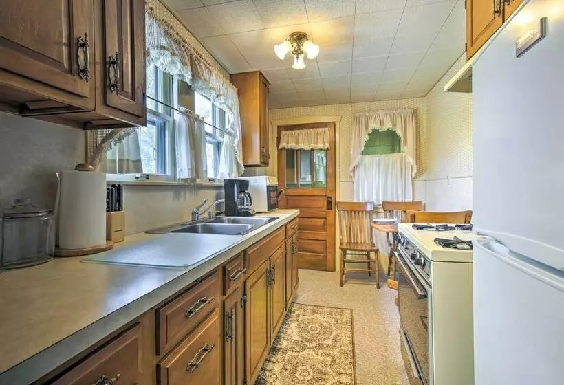 Quaint Stockton Escape Near Community Park!