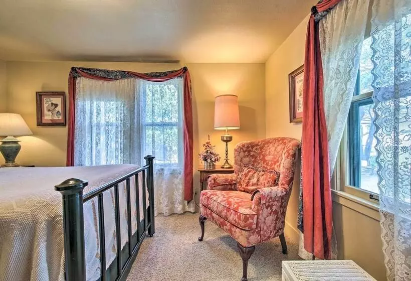Quaint Stockton Escape Near Community Park!