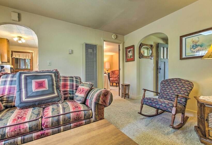 Quaint Stockton Escape Near Community Park!