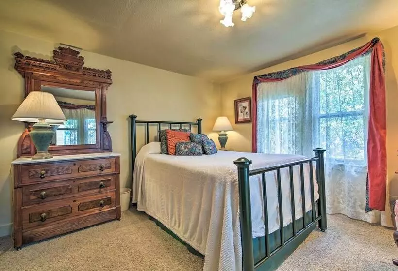 Quaint Stockton Escape Near Community Park!