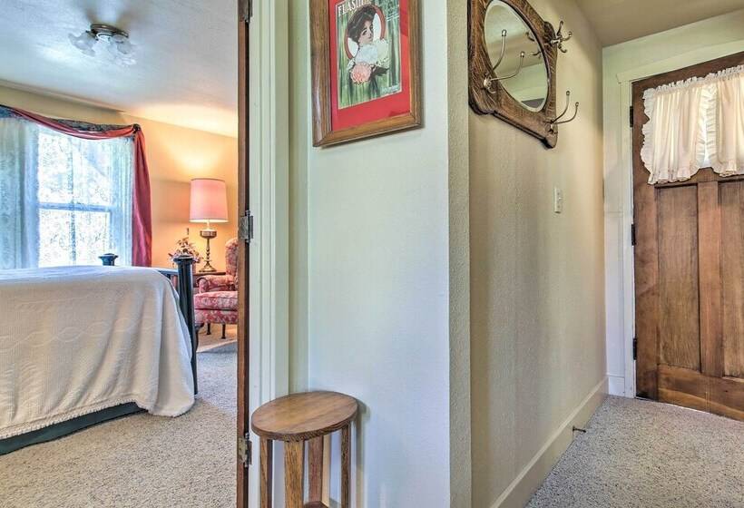 Quaint Stockton Escape Near Community Park!