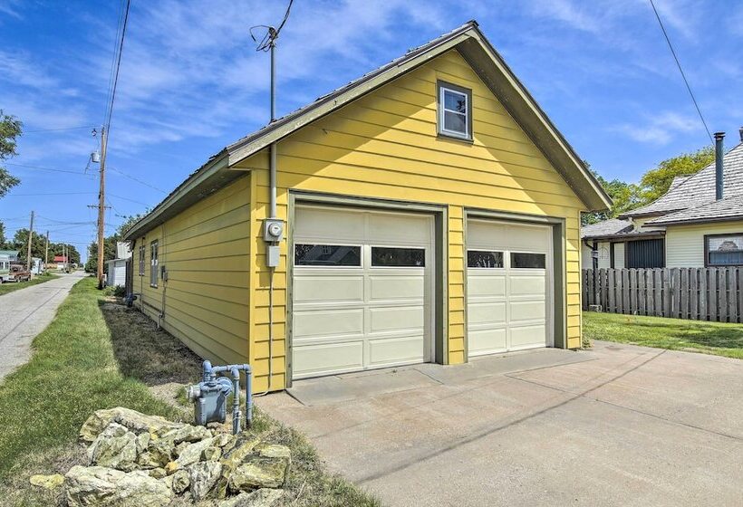 Quaint Stockton Escape Near Community Park!