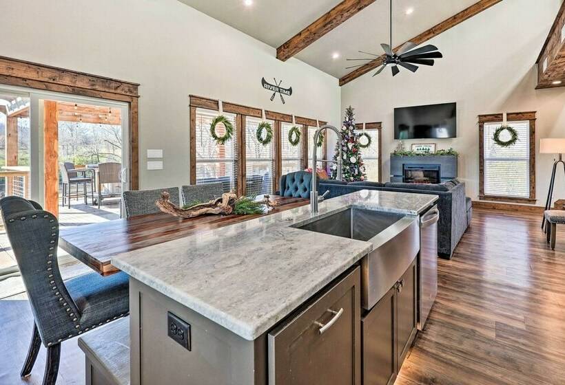 River Time Cabin W/ Games + Outdoor Oasis!