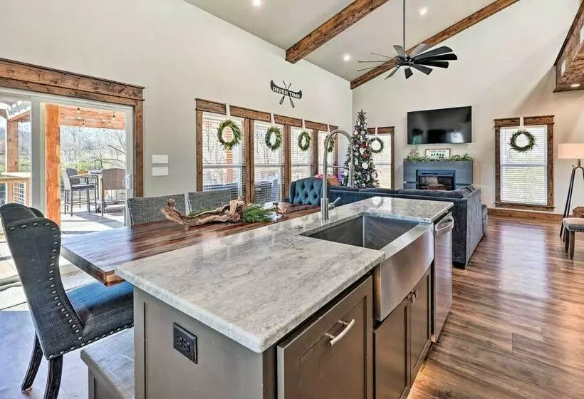River Time Cabin W/ Games + Outdoor Oasis!