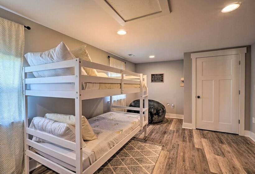 Scenic Home On 20 Acre Farm: Families Welcome