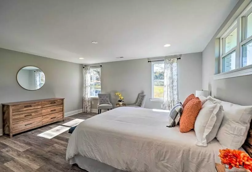 Scenic Home On 20 Acre Farm: Families Welcome