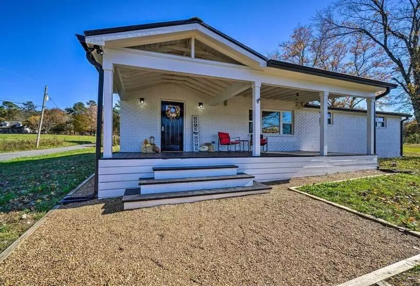 Scenic Home On 20 Acre Farm: Families Welcome