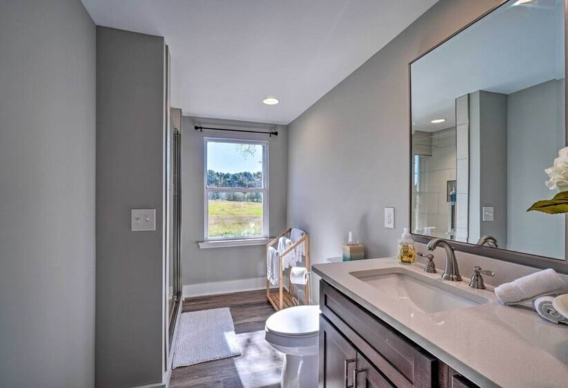 Scenic Home On 20 Acre Farm: Families Welcome