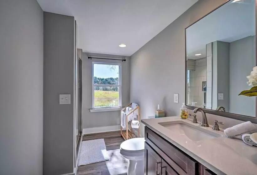 Scenic Home On 20 Acre Farm: Families Welcome