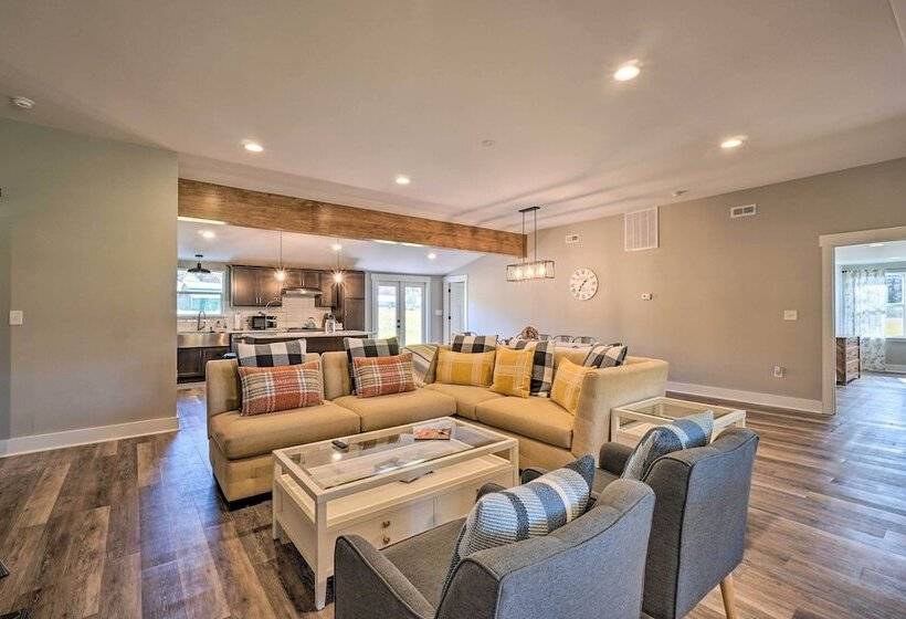 Scenic Home On 20 Acre Farm: Families Welcome