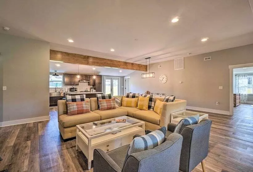 Scenic Home On 20 Acre Farm: Families Welcome