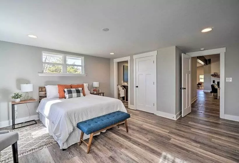 Scenic Home On 20 Acre Farm: Families Welcome