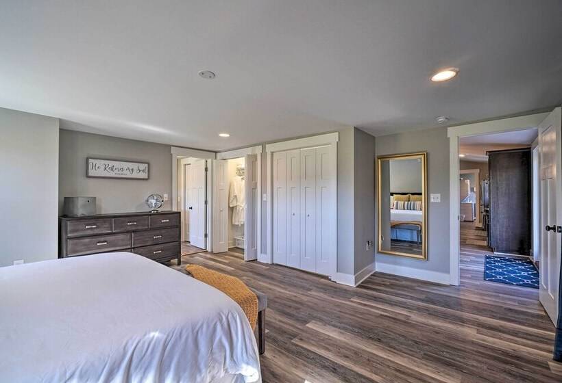 Scenic Home On 20 Acre Farm: Families Welcome