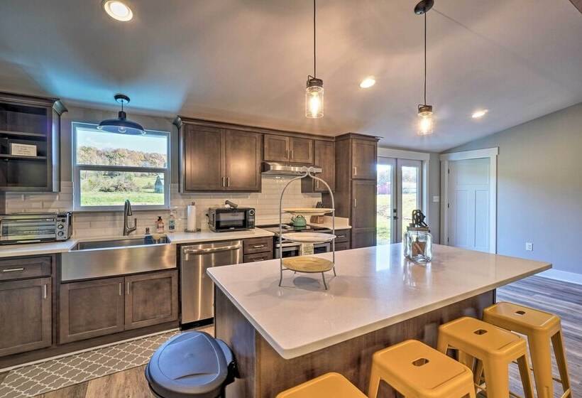 Scenic Home On 20 Acre Farm: Families Welcome