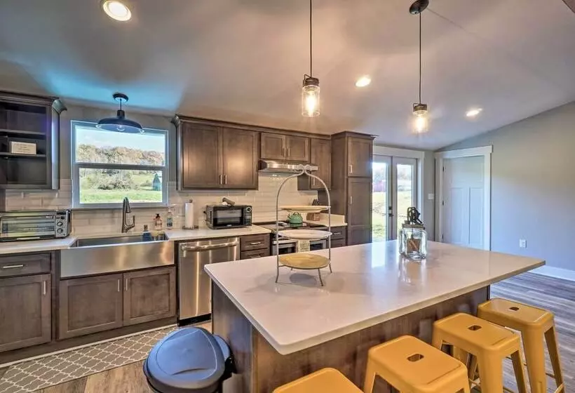 Scenic Home On 20 Acre Farm: Families Welcome